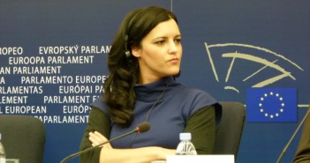 E agora, Grécia? E agora, nós? Marisa Matias, representante de Portugal no Parlamento Europeu. Foto: Reprodução Internet