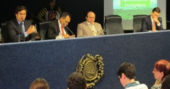 Pesquisadora mostra necessidade de banir glifosato para deputados Audiência pública discutiu o Projeto de Lei 261-2015, que prevê o banimento de agrotóxicos já proibidos nos países onde foram registrados | Foto: Arquivo Centro Sabiá