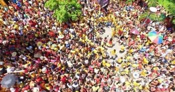 A “encruzilhada” do Carnaval de rua do Recife e Olinda Ensaio aberto do Eu Acho é Pouco em Olinda. Foto: Diogo Duarte feita por um drone