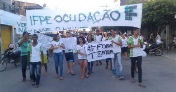 Reitora do IFPE se compromete com “direito à livre expressão, segurança e bem-estar” dos estudantes da ocupação de Barreiros Na sexta, os estudantes da ocupação saíram em passeata até o centro de Barreiros em protesto contra os cortes de bolsas e a PEC 55