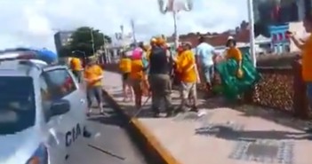 Abuso de poder: Polícia Militar impede troça que critica o governo de desfilar no Galo da Madrugada Empatando3