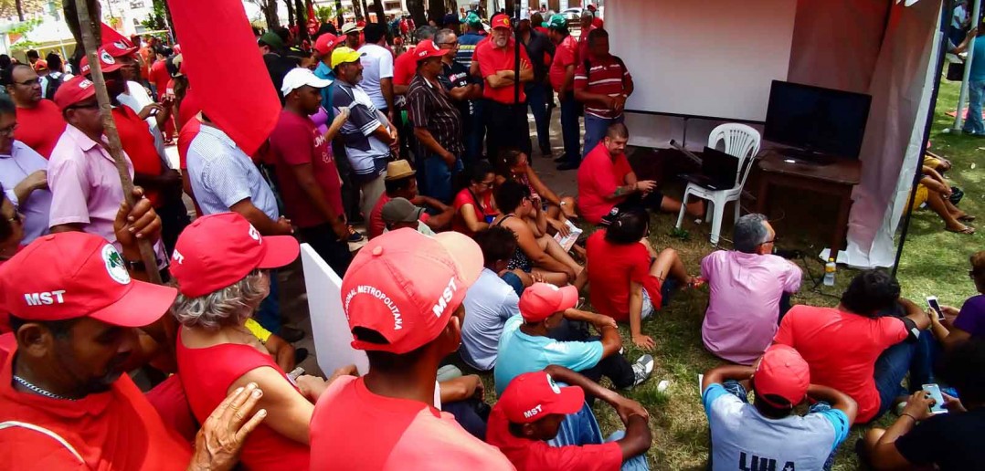 Vigília para acompanhar o julgamento do ex-presidente Lula, na praça Tiradentes, no Recife. Foto: Débora Britto/MZ Conteúdo