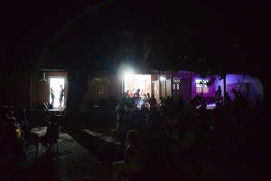 Trabalhadores das comunidades de Pocotó, Carolina de Jesus e Coque aguardando comando de saída. Foto: Inês Campelo/MZ Conteúdo
