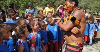 Dia do índio pra valer no litoral do Rio de Janeiro marica crianças conhecem os indios