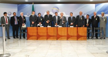 PRÓPRIO VENENO // Acordo bilionário com caminhoneiros deixa Temer refém da regra do “teto de gastos” no Orçamento Governo anuncia acordo com os caminhoneiros