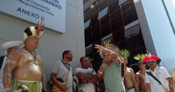 Povo Pankararu pressiona deputados por apoio à causa indígena WhatsApp Image 2018-06-18 at 19.54.34 (1)