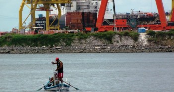 Relatório revela realidade de violações que Suape tenta esconder Foto: Méle Dornelas