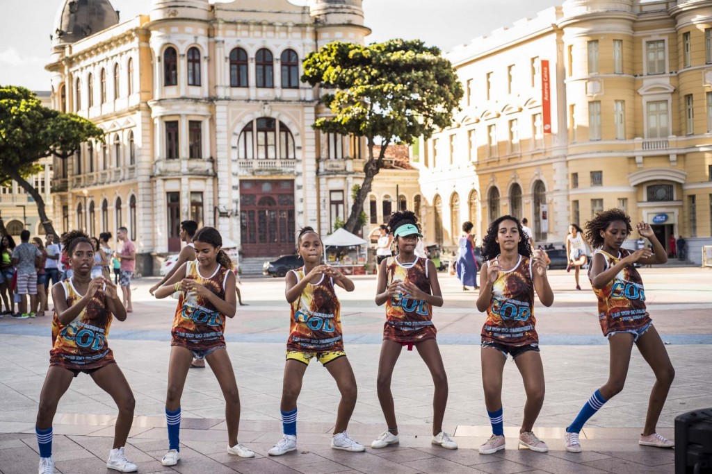 Grupo de passinho "As Caciques" realiza trabalho social através da dança
