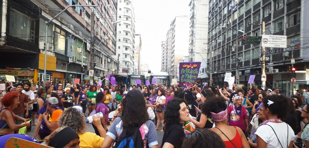 Mulheres vão às ruas do Recife em homenagem a Marielle e contra a