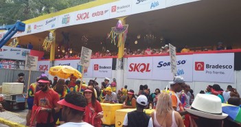 Foliões são mercadoria para quem assiste o carnaval de camarote, diz pesquisadora camarote Galo