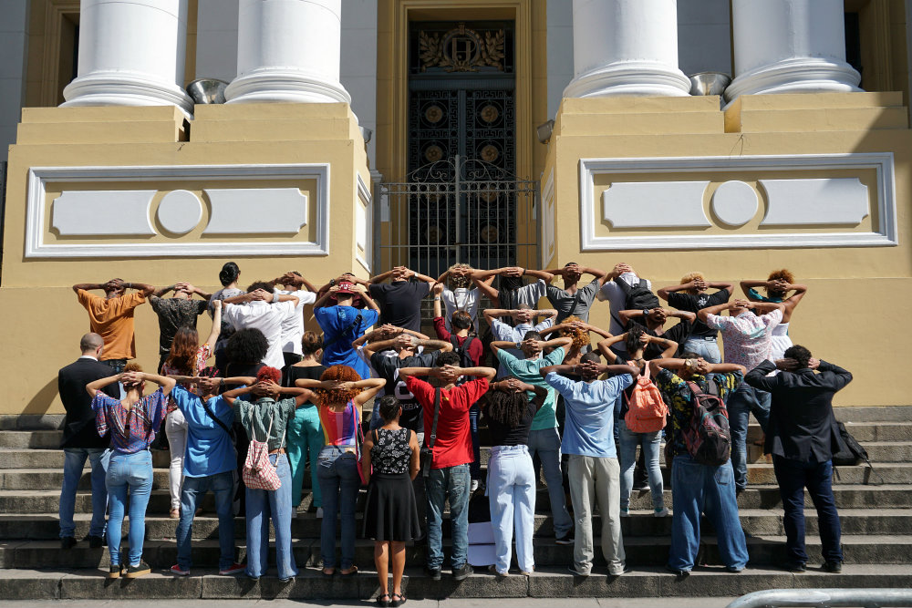Amigos e familiares de Ojuara em frente ao tribunal de Justiça de Pernambuco, no dia em que o julgamento do habes corpus foi adiado. Foto: Beto Figueroa