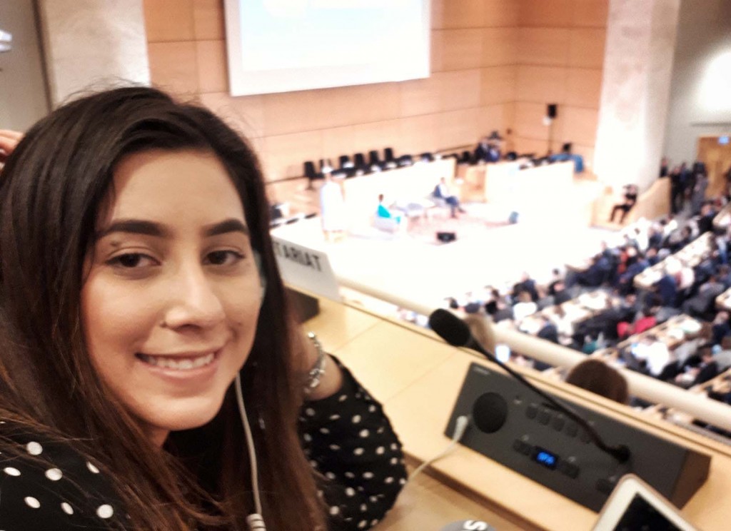  A jornalista Mariana Barros no salão das Nações Unidas na cobertura da Assembleia Mundial de Saúde de 2018, em Genebra
