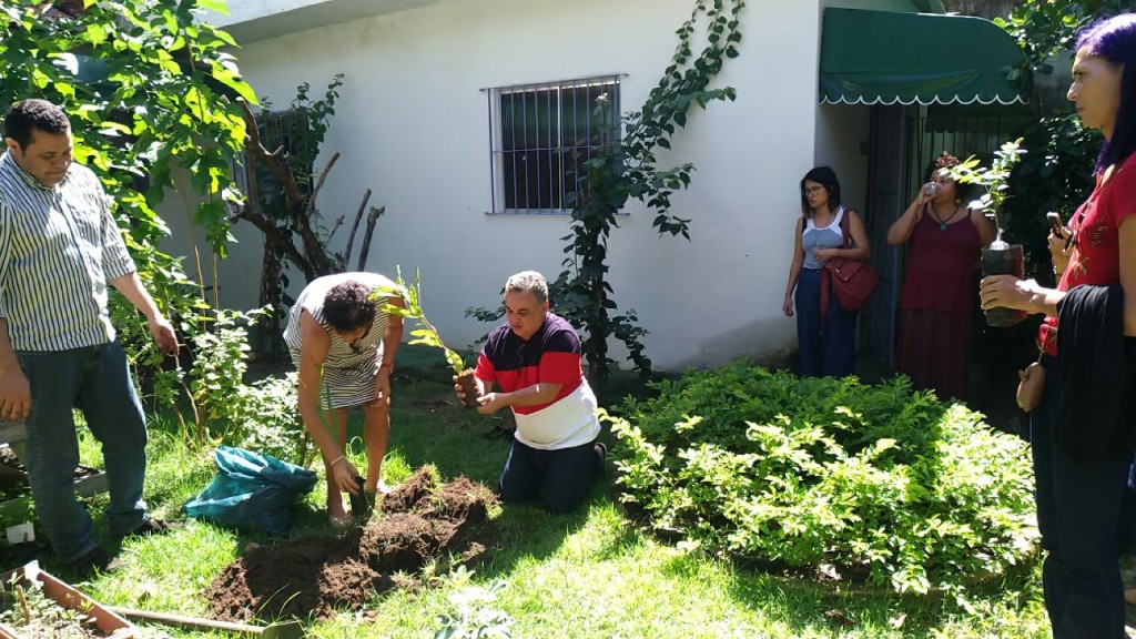 O educador e ativista Sandro Cipriano é homenageado com plantio de mudas na sede da ONG Gestos (crédito: Raíssa Ebrahim)