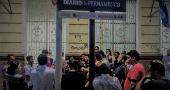 As opiniões de Carlos Frederico Vital, o novo dono do Diario de Pernambuco Jornalistas em frente ao prédio do DP