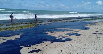 Descaso do Governo Federal aumenta dificuldade para descobrir origem do vazamento e conter óleo Foto: Simone Santos (projeto Praia Limpa)