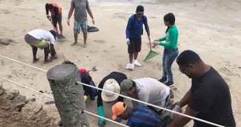Sem ajuda do Governo Federal, óleo está sendo contido por voluntários, ambientalistas e pescadores (crédito: Fellipe Figueiroa)