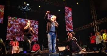 No centro do Recife, Lula pede à multidão que lute pela anulação do julgamento Fotos: Débora Britto