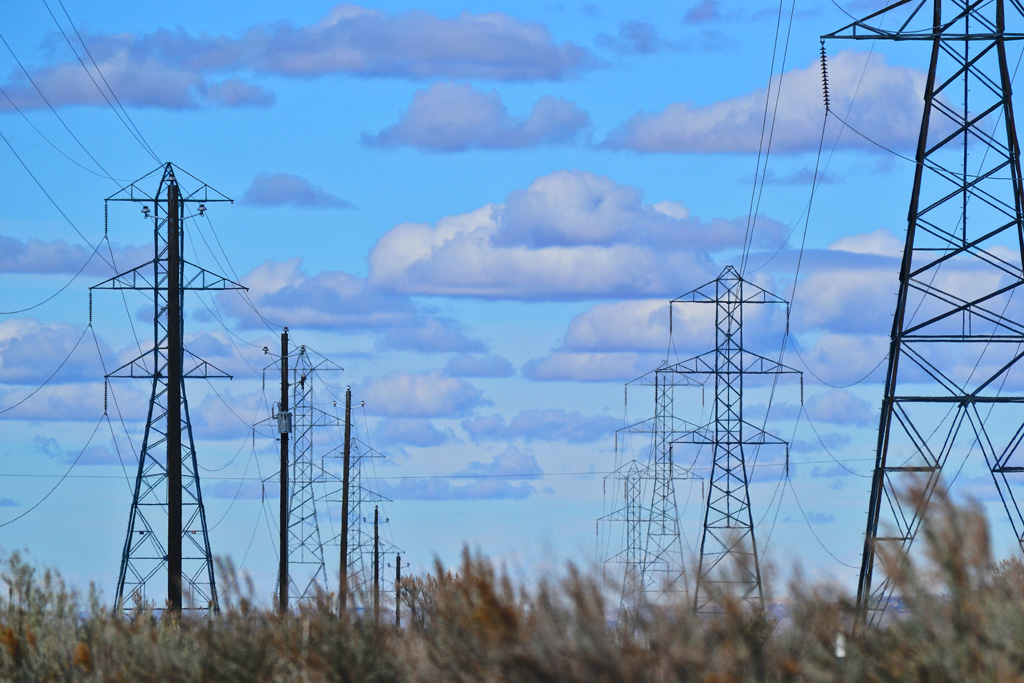 As linhas de transmissão transportam a energia das usinas geradoras até as distribuidoras, após isso ela é entregue ao destino final que é o consumidor| Foto: Brett Sayles / Pexels