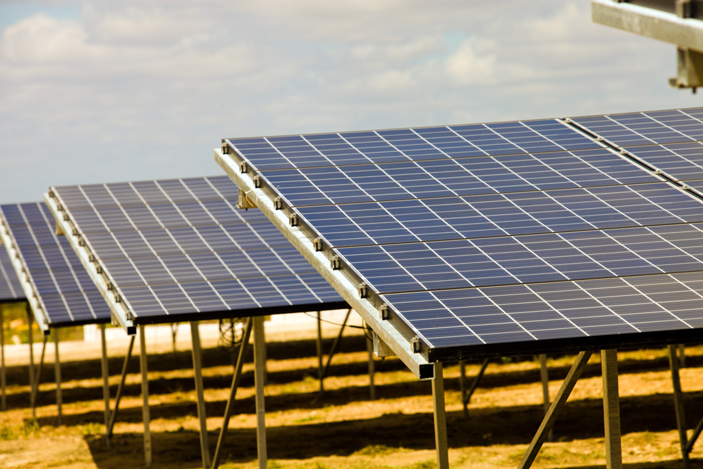 Placas fotovoltaicas, localizadas na Usina Solar Tauá (CE), primeira comercial do país | Foto: Eneva