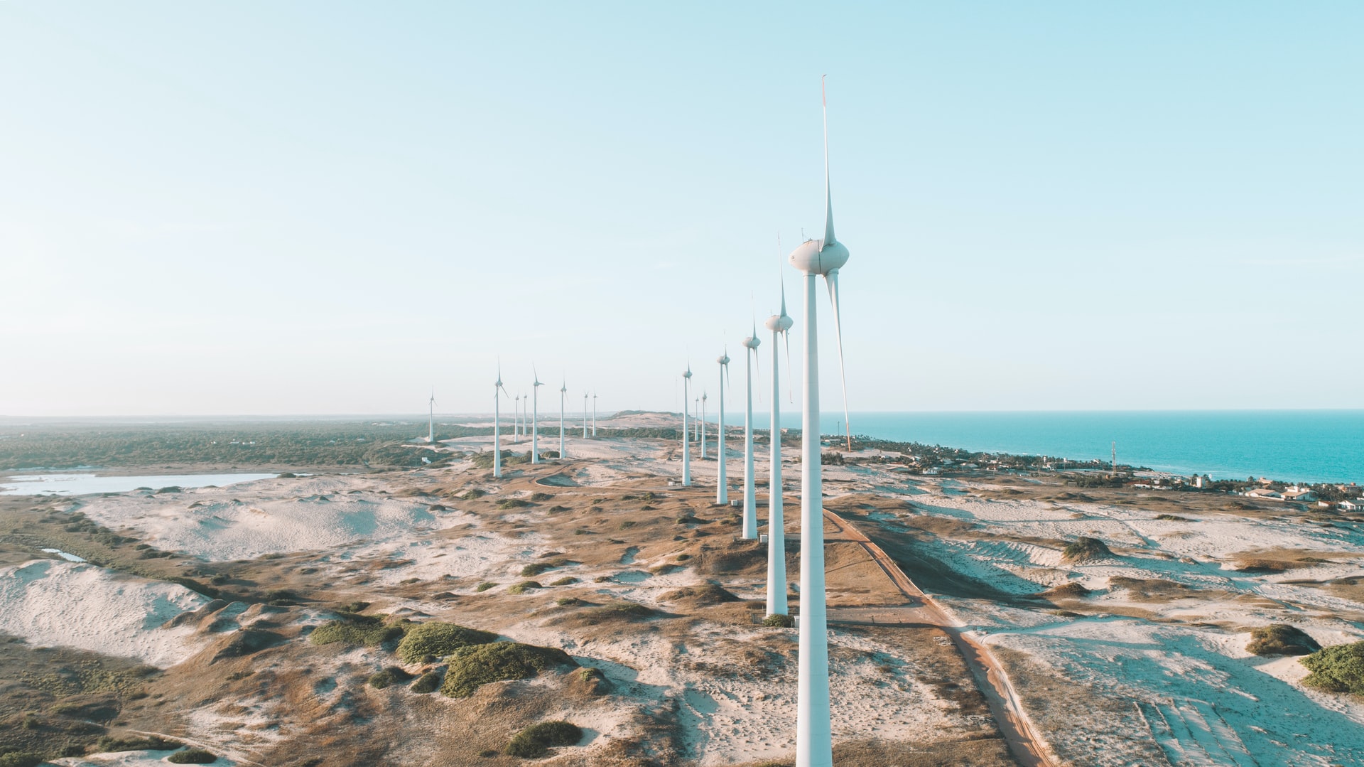 Parque eólico de Beberibe, no Ceará. Energia proveniente do vento pode ser utilizada na produção do hidrogênio verde | Foto: Pedro Henrique Santos / Unsplash