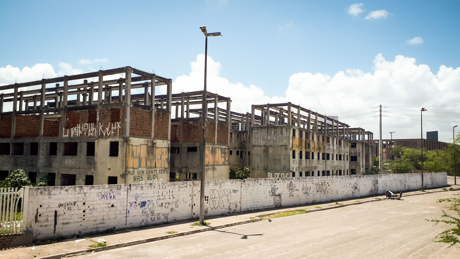 Obra abandonada há uma década garantiria habitação para 448 famílias no  Coque - Marco Zero Conteúdo