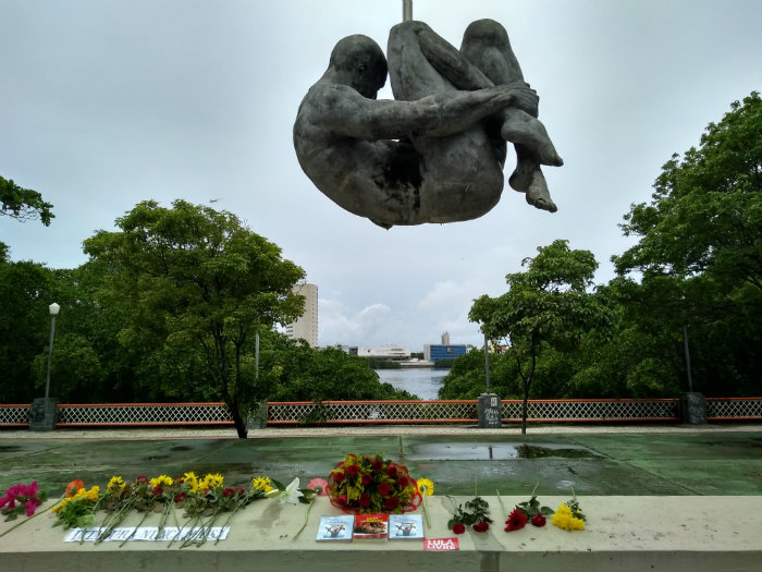 Manifestantes deixaram flores no monumento Tortura Nunca Mais