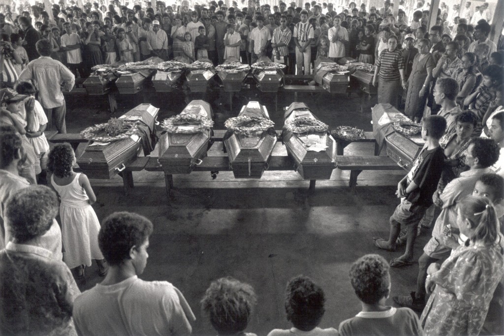 Famosa foto de Sebastião Salgado do velório das vítimas do massacre de Eldorado dos Carajás
