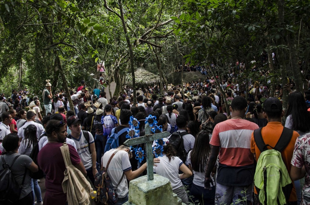 Multidão acompanha missa na segunda (20), dia da morte do cacique Xikão (crédito: Daniel Pereira)