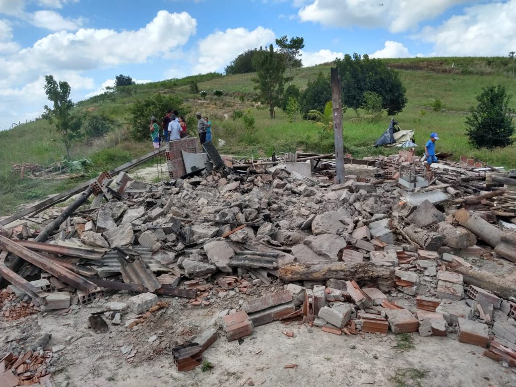 Imagem mostra destruição do Acampamento Margarida Alves, no Engenho Xixaim (crédito: MST)