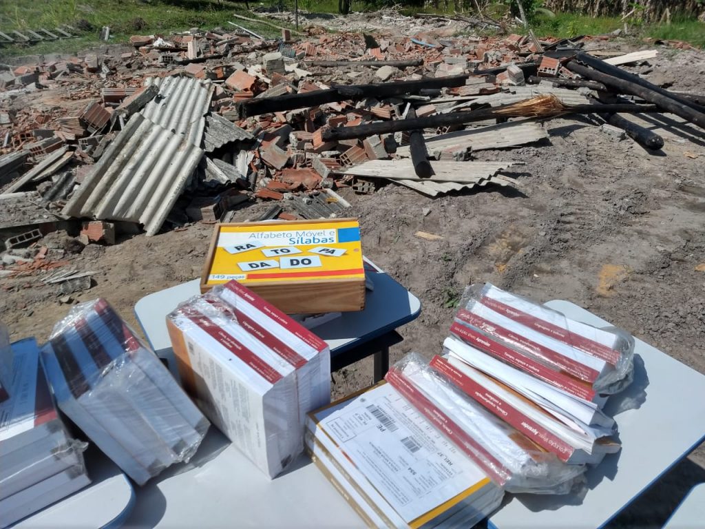 Famílias conseguiram salvar alguns poucos livros da escola do acampamento (crédito: MST)