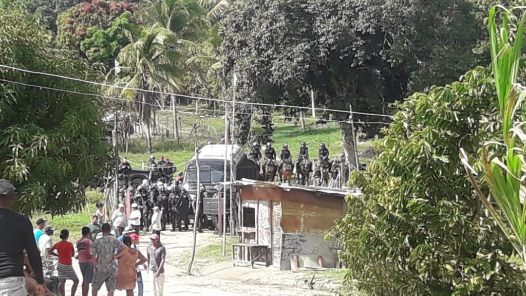 Polícia chega ao Engenho Xixaim para retirar as famílias acampadas (crédito: MST)