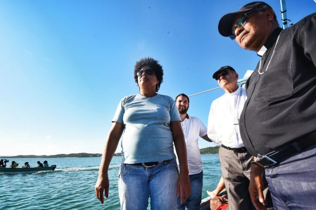 A presidente da Associação dos Pescadores do Cabo de Santo Agostinho, Glicelia Maria, mostrou aos religiosos as áreas contaminadas. Crédito: Inês Campelo/MZ Conteúdo
