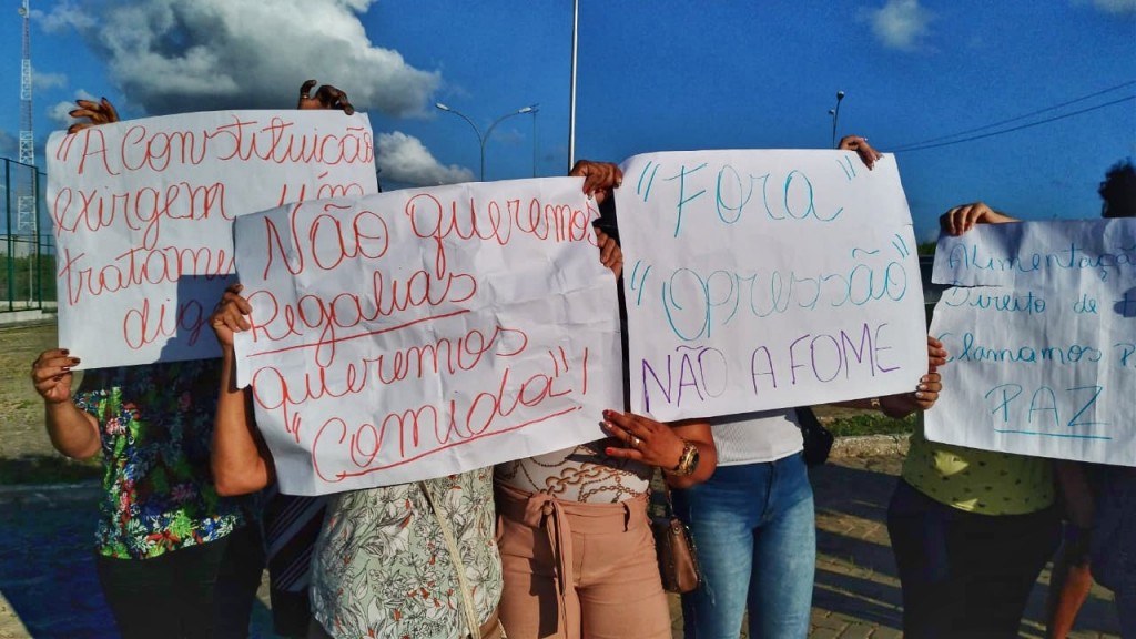 Mães e esposas protestam por melhorias na penitenciária de Itaquitinga (crédito: Raíssa Ebrahim/MZ Conteúdo)
