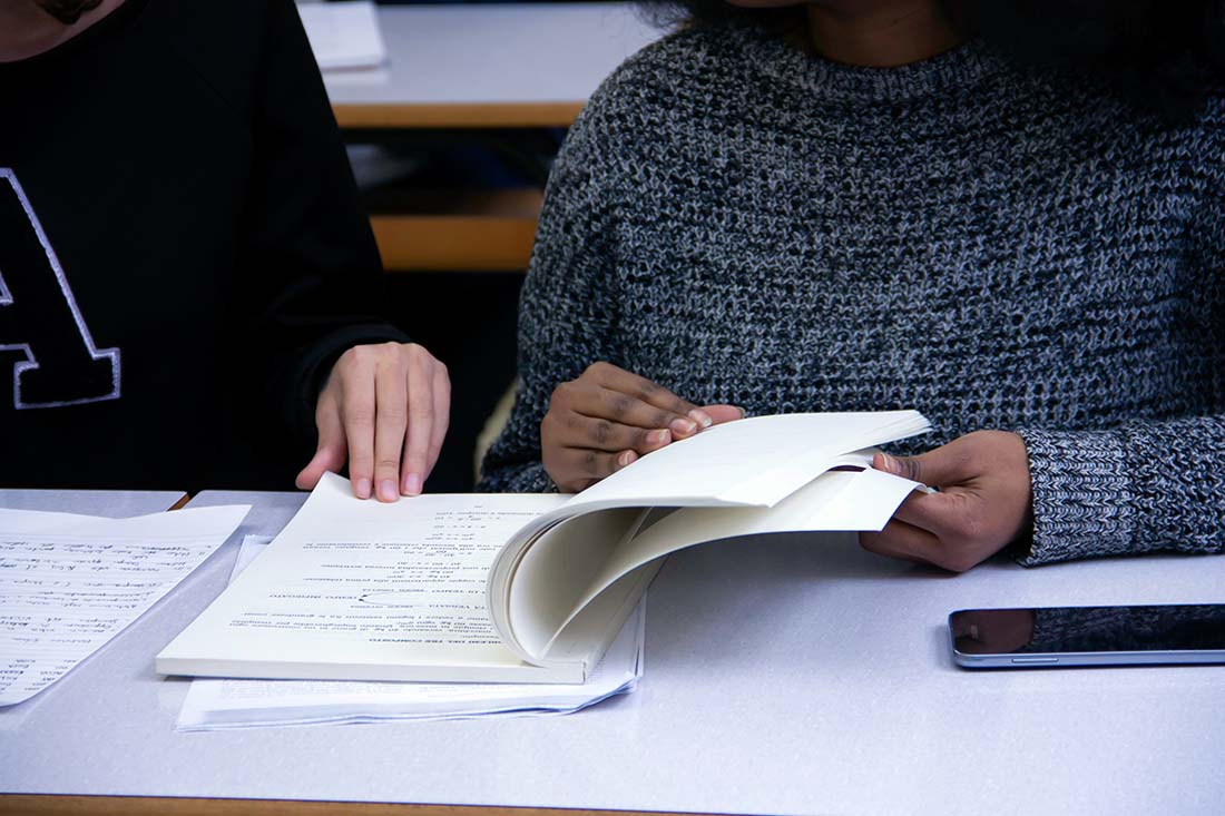 Imagem de duas pessoas estudando
