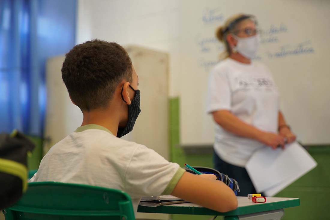 Aluno e professora em sala durante pandemia da covid-19
