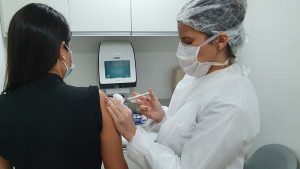 Voluntária recebe a nova vacina contra gripe em fase de testes