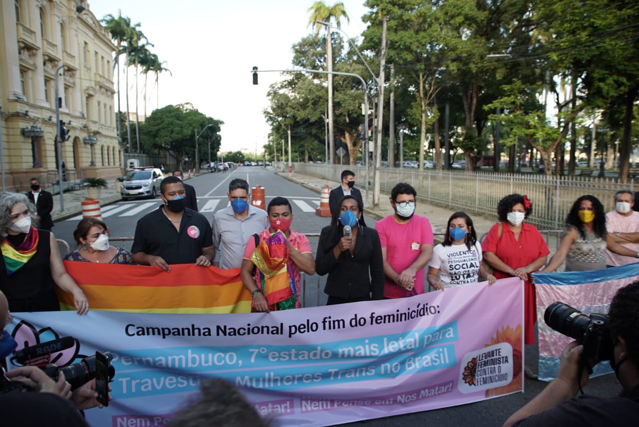 Dia Internacional do Orgulho LGBTQIA+ é marcado por protesto