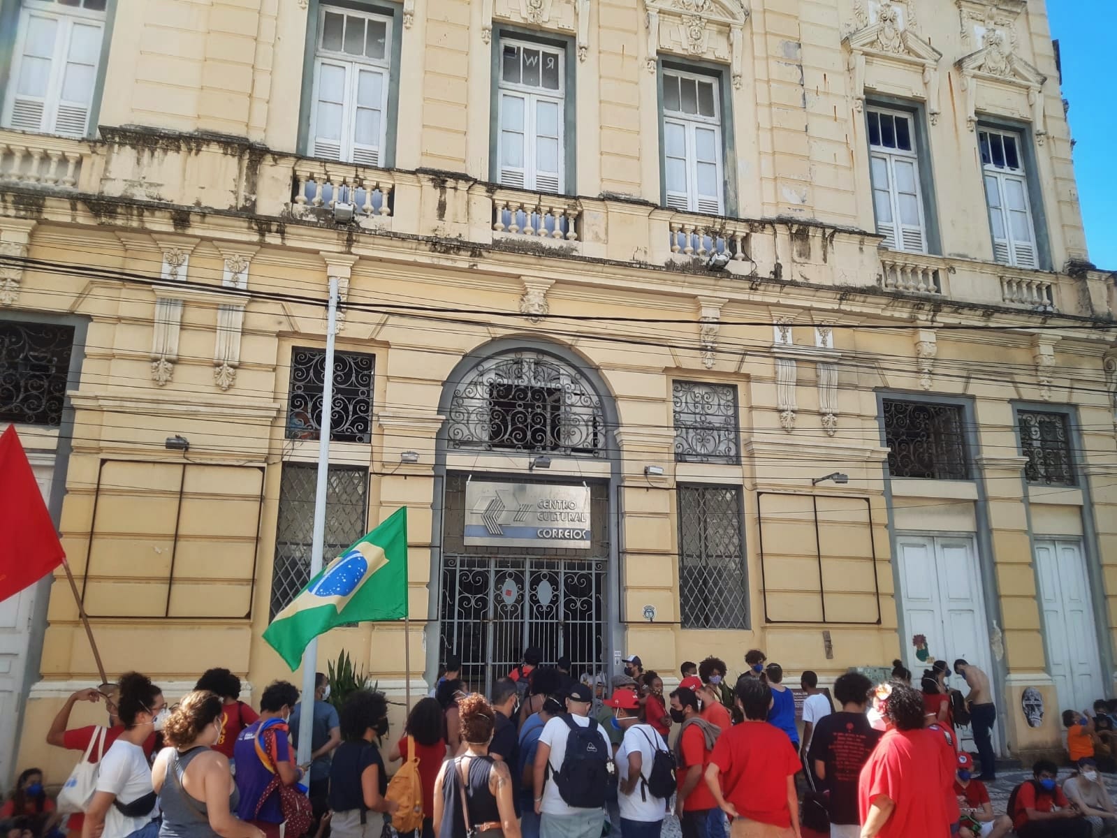 Sucesso na internet, Choque de Cultura lança livro no Recife