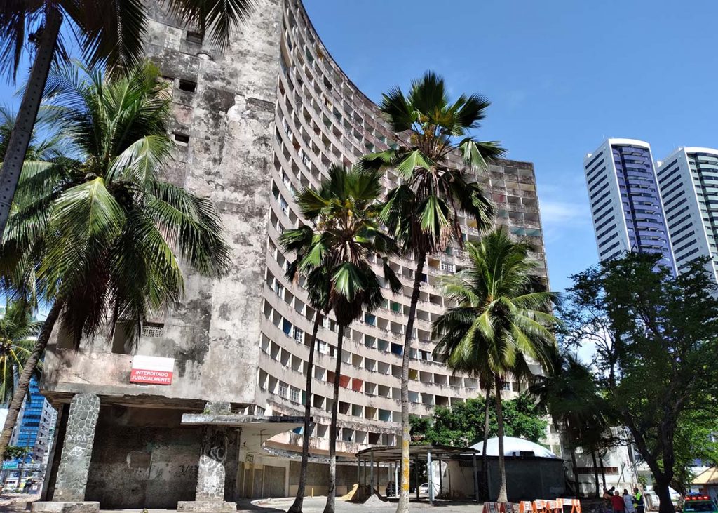 O edifício Holiday é uma construção da década de 50 possui 417 apartamentos distribuídos em 17 andares e é símbolo do modernismo no Recife