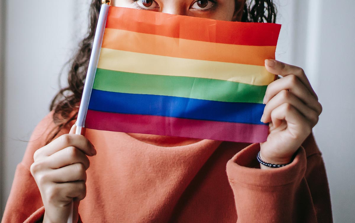 menina com bandeira LGBTQIA+
