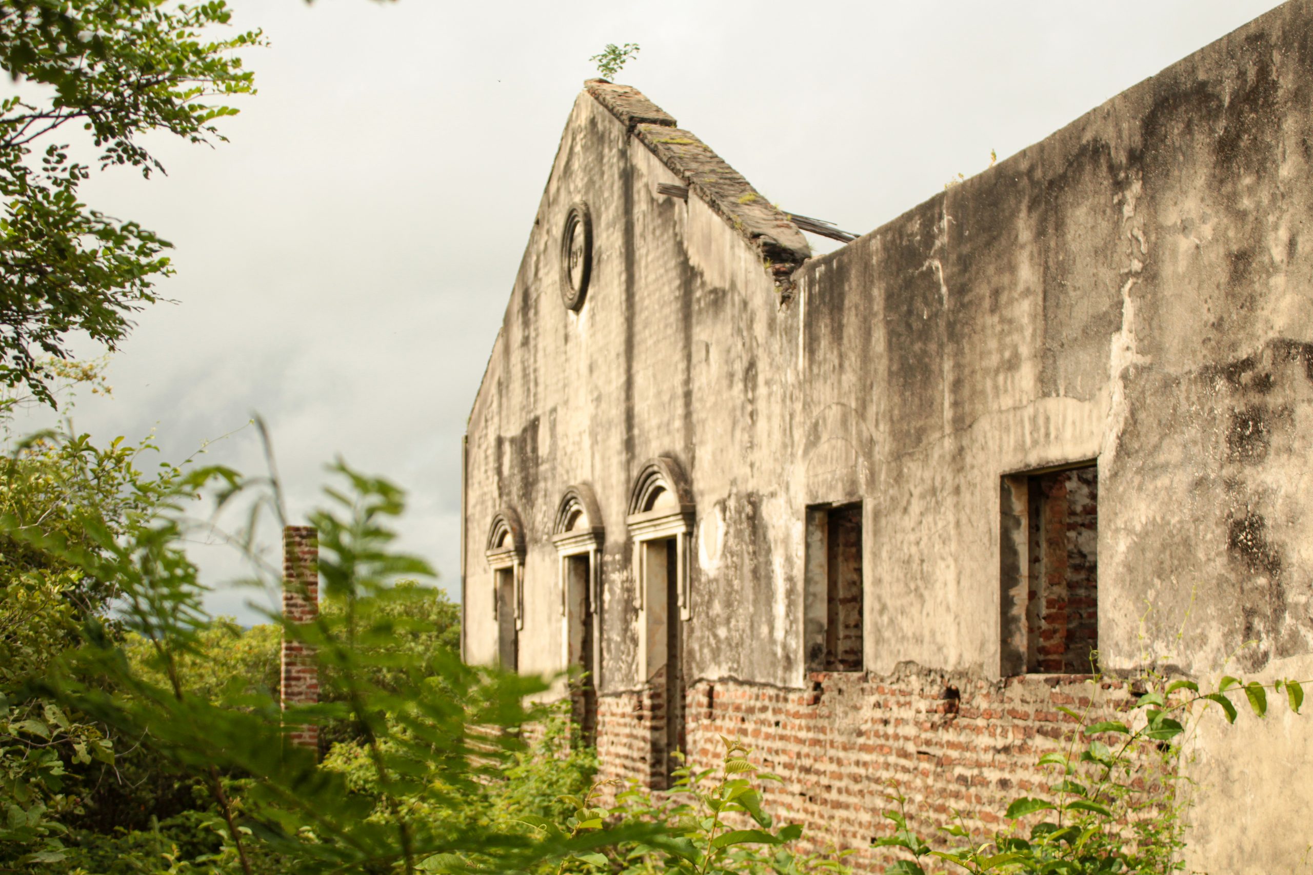 Sítio histórico do último campo de concentração no Ceará resiste