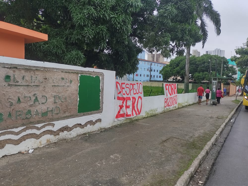 Muro onde se lê, à direita da imagem, em letras quase apagadas a inscrição "Casarão do Barbalho" e, à esquerda, faixas brancas com as palavras "Despejo Zero" em letras vermelhas.