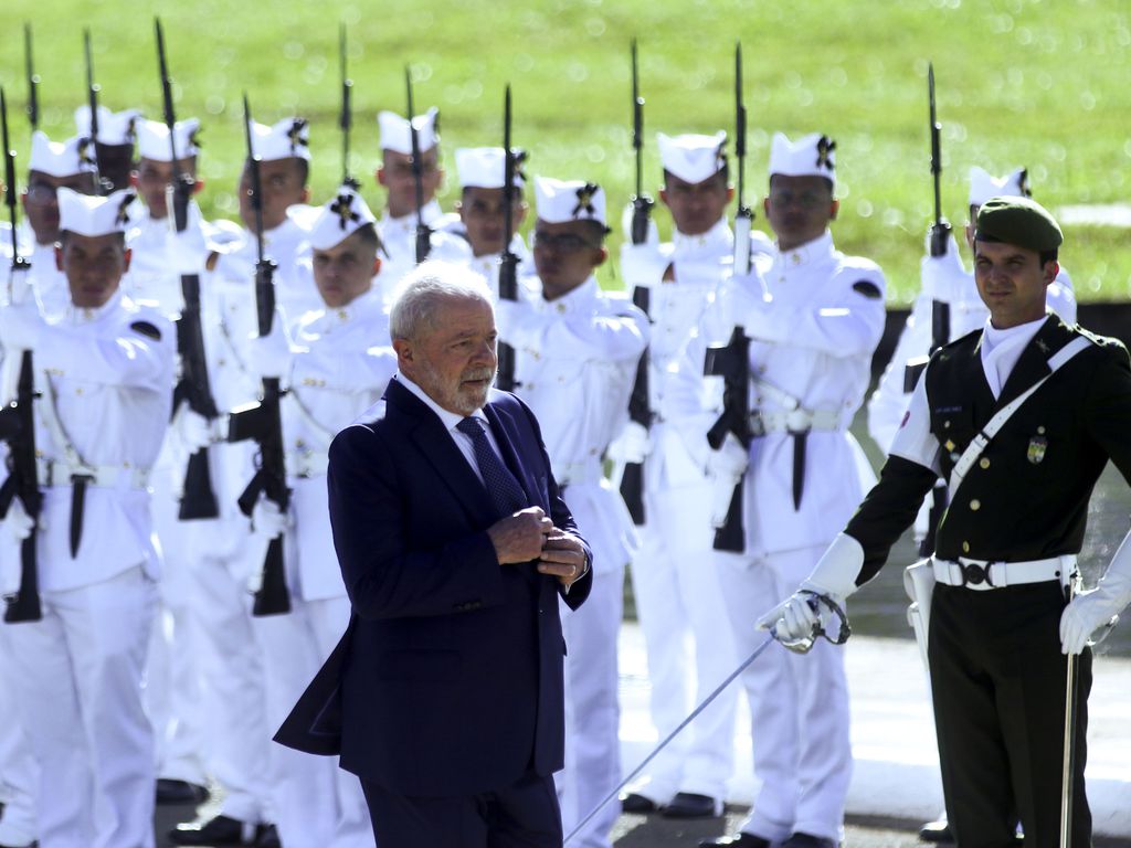 Presidente Lula passa em revista tropa da Marinha perfilada diante do Congresso Nacional.