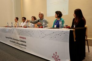Mesa com debatedores de seminário sobre violência e cidadania, promovido pelo Gajop e Instituto Fogo Cruzado.