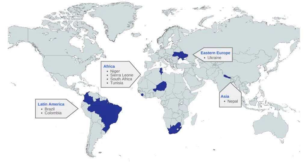 Mapa mundi com continentes em azuk claro e oceanos em branco, com países das organizações selecionadas em azul escuro.