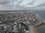 Vista aérea de Brasília Teimosa, com o oceano Atlântico à direita da imagem e o estuário do Pina, à esquerda, com o centro do Recife ao fundo