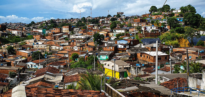 Paisagem de morros do Recife, onde se vê casas coloridas construídas sobre morros de um lado a outro da imagem