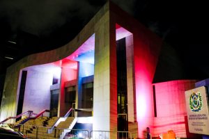 Projeção das cores azul e rosa na fachada do prédio da Assembleia Legislativa de Pernambuco