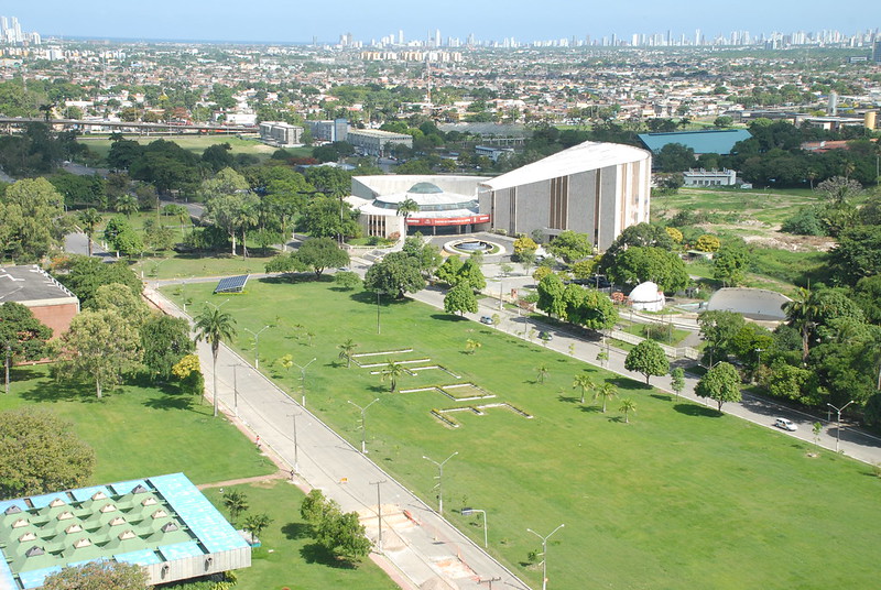 Vista aérea do campus da UFPE em Recife.