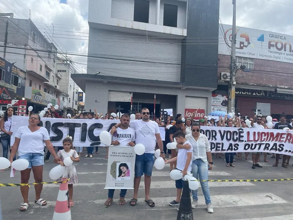 Protesto dos parentes de Lucimere Fiel Freire no meio de uma rua comercial em Surubim.